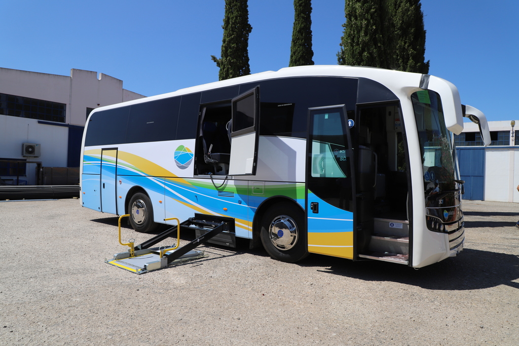 Município de Grândola adquire novo autocarro de 42 lugares, equipado com plataforma elétrica para...
