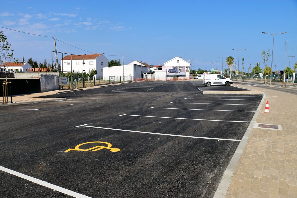Já estão abertos os novos estacionamentos da Alameda 22 de Outubro e do Bairro da Esperança