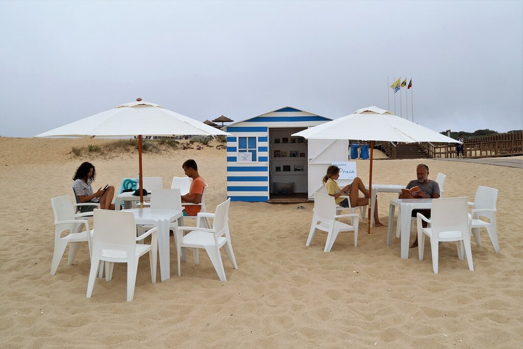 Praias de Melides e Carvalhal já têm uma Biblioteca na praia para Leituras à Beira Mar