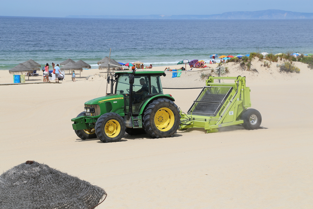 Nova máquina para limpeza de praias já está em funcionamento