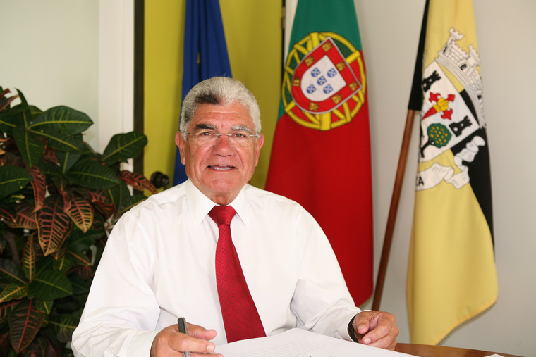 Presidente da Câmara de Grândola, António Figueira Mendes conversa com Basílio Horta, Carlos Migu...