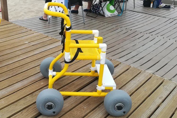 Município Grândola apoia colocação de cadeira na praia Aberta Nova para crianças com mobilidade r...